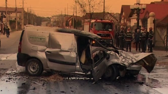 Maşină în flăcări, după ce şoferul a intrat cu autoturismul direct într-un restaurant. VIDEO
