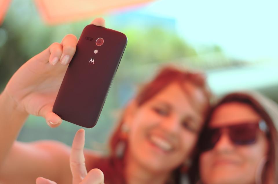 Atenție! Selfie-urile ar putea provoca apariția de riduri și pete pe față