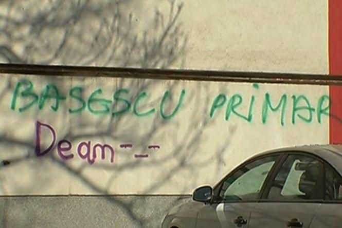 Vandali în numele lui Traian Băsescu. Mesaje politice, mâzgălite pe zidurile și blocurile din București 369797