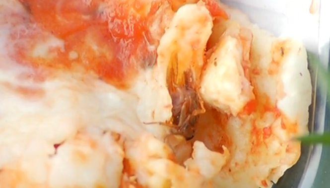 Gândac de bucătărie găsit într-o pizza! S-a întâmplat într-un restaurant dintr-un mall din Bucureşti 369994