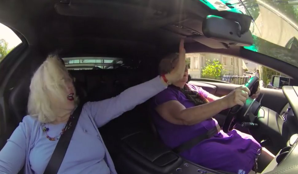 Două bunicuțe pun mâna pe cheile de la un Lamborghini - VIDEO