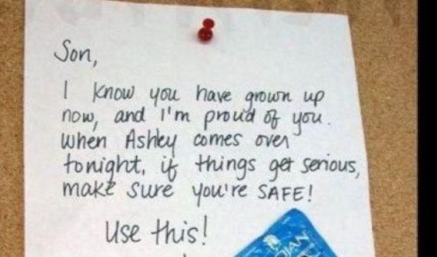 Gafa incredibilă făcută de o mamă care îi recomandă fiului să folosească prezervativ. Imaginea a devenit virală pe Internet