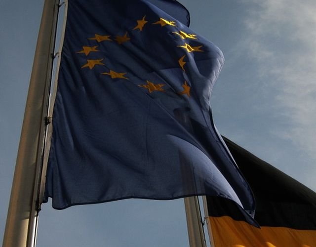 Gest fără precedent: Președintele unui partid din România aruncă steagul UE - VIDEO