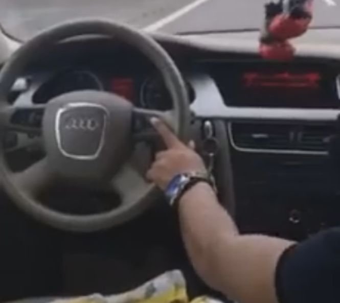 Imagini revoltătoare. S-a filmat în timp ce conducea maşina de pe locul din dreapta volanului - VIDEO