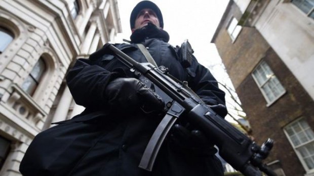 Londra se pregăteşte pentru un masacru extrem de sângeros. Poliţiştii se antrenează pentru a face faţă la 10 atacuri teroriste simultan