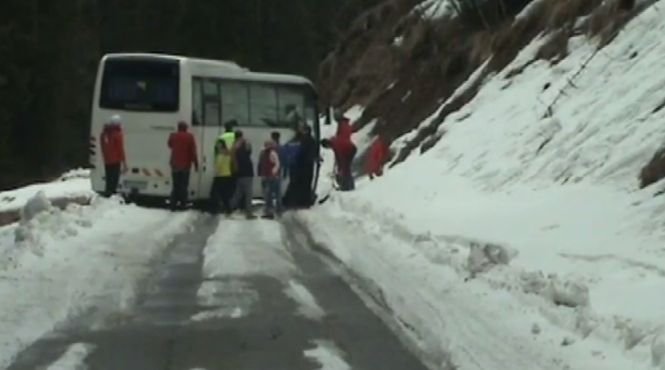 Autocar împotmolit în zăpadă, în Munţii Bucegi. VIDEO
