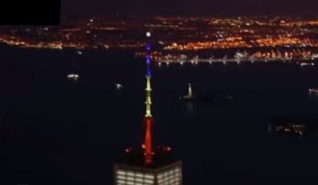 Gafă la New York: Clădirea One WTC, luminată în roșu, galben și albastru în loc de culorile Belgiei - VIDEO