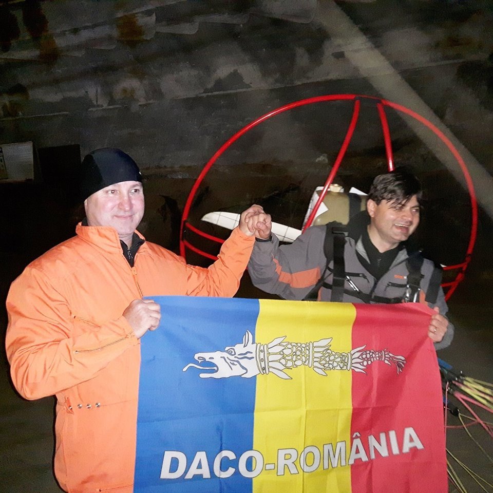 Doi români, record mondial de zbor în interiorul salinei - VIDEO