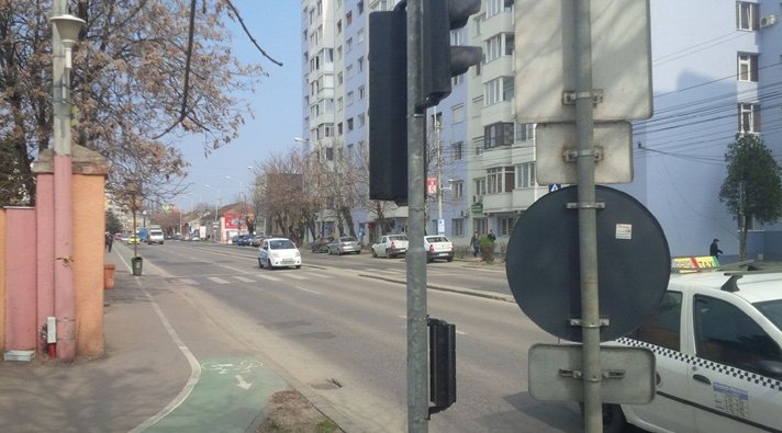 Dorel de Timișoara! A montat semaforul la câțiva metri de trecerea de pietoni