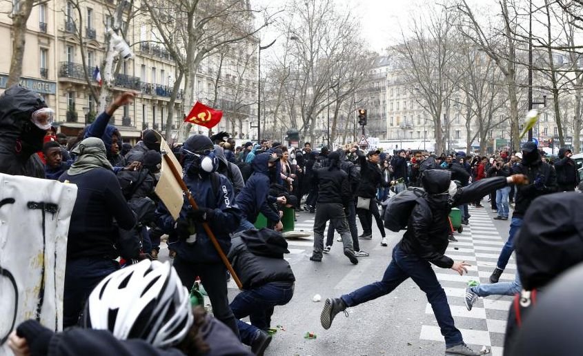 Proteste de amploare în Franța. Forțele de ordine au folosit gaze lacrimogene pentru a dispersa mii de tineri