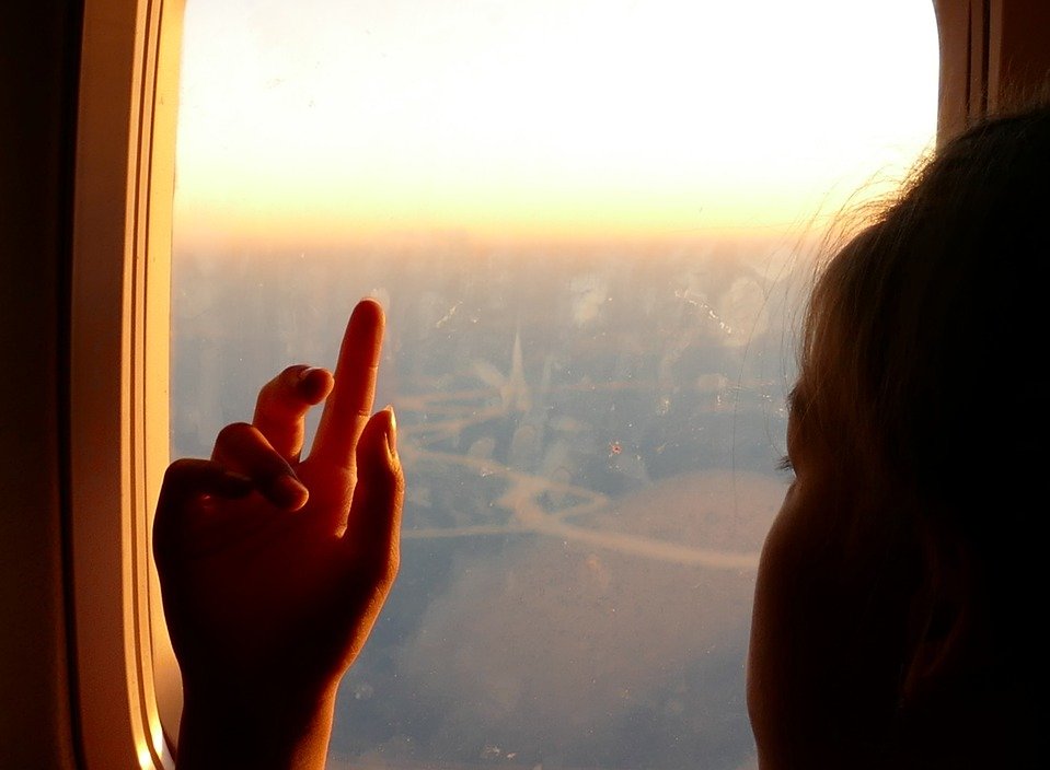 S-a uitat pe geamul avionului și a avut un șoc. Era la 11.000 de metri în aer și nu avea ce să facă 