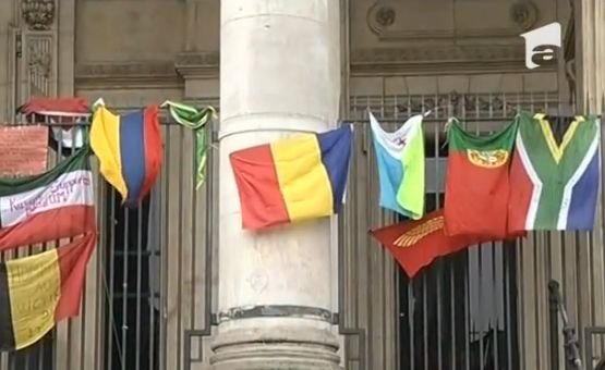 Steagul României, afişat în piaţa în care sunt comemorate victimele atentatelor de la Bruxelles