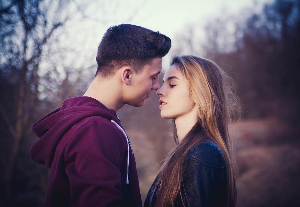 Studiu: De ce închidem ochii atunci când ne sărutăm? Cercetătorii britanici explică
