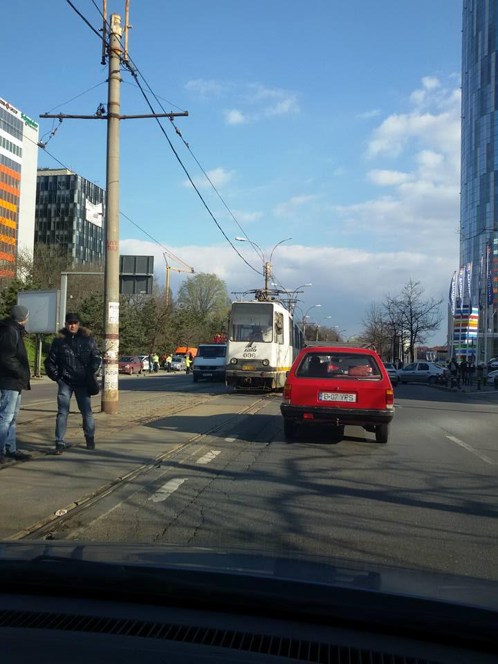 Accident rutier în zona Aviației din Capitală. Circulația tramvaielor a fost blocată 371331