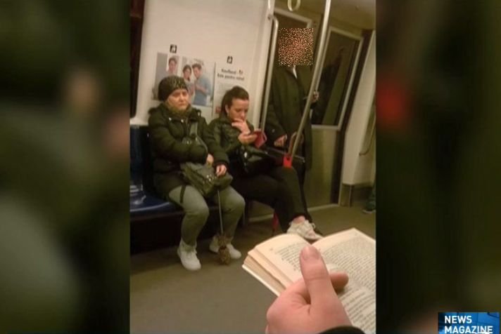 Apariție neașteptată la metrou. Ministrul surprins călătorind ca oamenii fără fițe și coloane oficiale