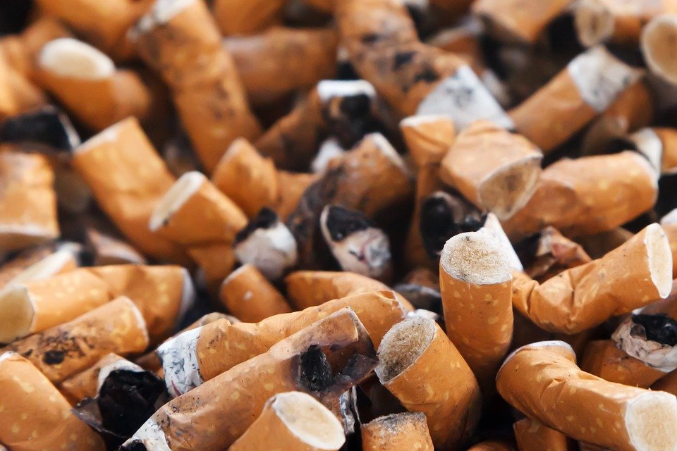 Câte amenzi au primit fumătorii, în doar o săptămână de când legea anti-fumat a intrat în vigoare