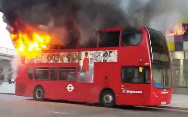 Panică în Londra. Un autobuz cu etaj a luat foc în plină stradă - VIDEO