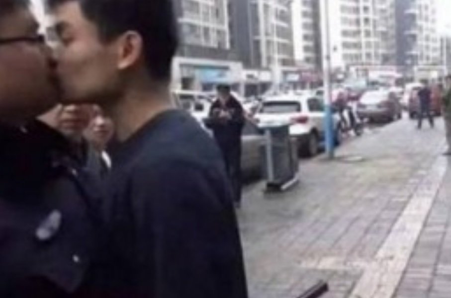 Sărut între un infractor și un polițist în momentul arestării - VIDEO