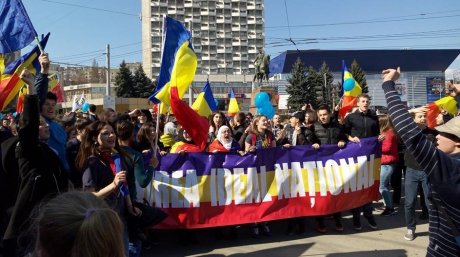 Alertă cu bombă la Chişinău la un marş amplu. 50.000 de moldoveni au cerut în stradă unirea Basarabiei cu România