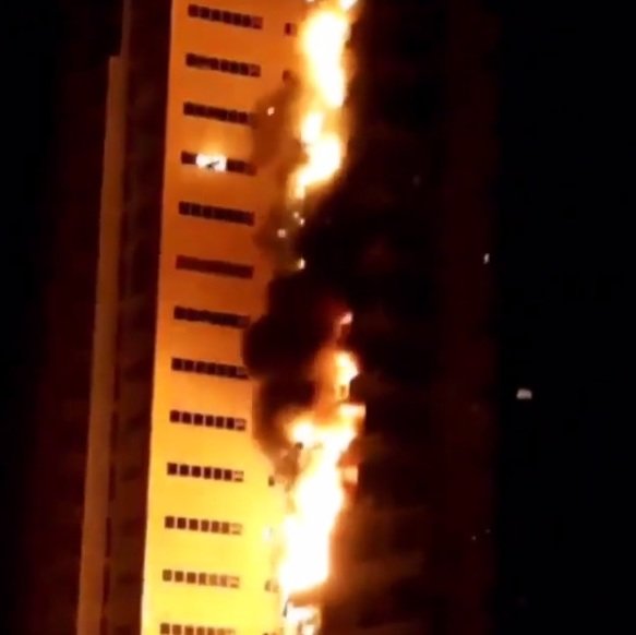 VIDEO. Incendiu de proporții în Emiratele Arabe Unite. Două clădiri rezidențiale au fost cuprinse de flăcări