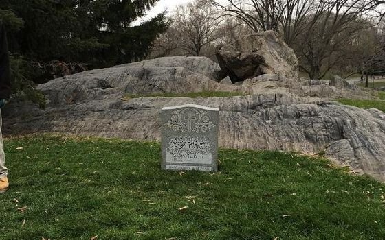 Un mormânt a apărut, în ziua de Paște, în cel mai mare parc din New York. Când s-au apropiat, oamenii au fost șocați. Ce scria pe piatra funerară