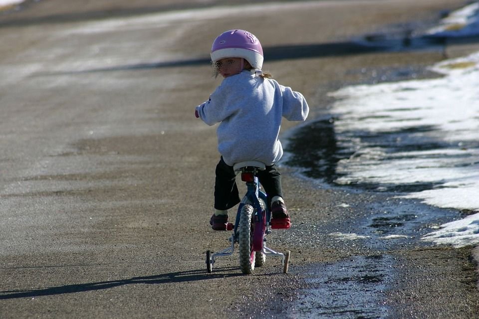 O fetiță mergea cu bicicleta pe stradă. Un bărbat s-a apropiat de ea. Ce a urmat este înfiorător. Mama copilei nu a putut să facă nimic