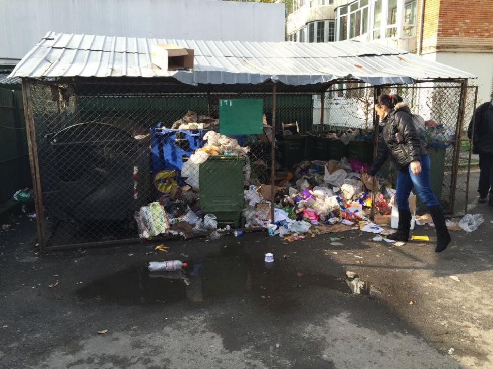 Râmnicu Vâlcea, sufocat de gunoaie din cauza firmei de salubrizare 371548