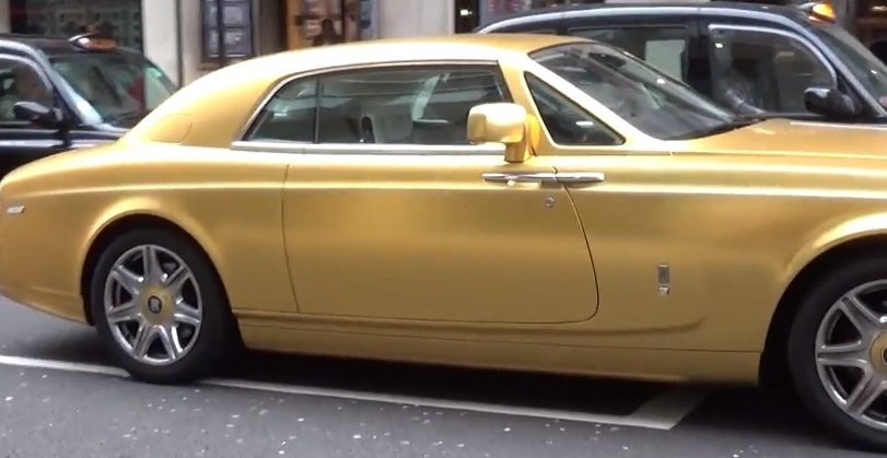 Un arab și-a transportat flota de mașini aurite până în Londra. Pentru o vacanță