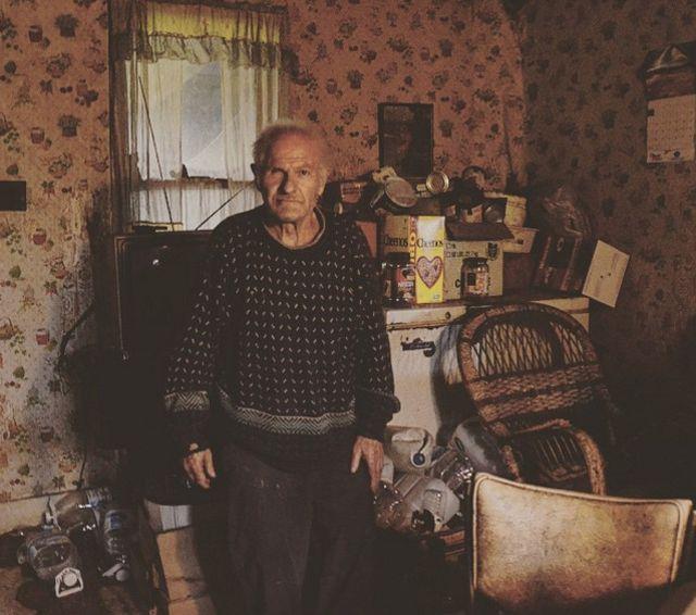 Credea ca aceasta casa este parasita si a vrut sa vada cum arata interiorul. Cand a deschis usa a incremenit! Ce a descoperit inauntru   371778