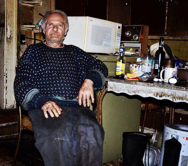 Credea ca aceasta casa este parasita si a vrut sa vada cum arata interiorul. Cand a deschis usa a incremenit! Ce a descoperit inauntru   371779