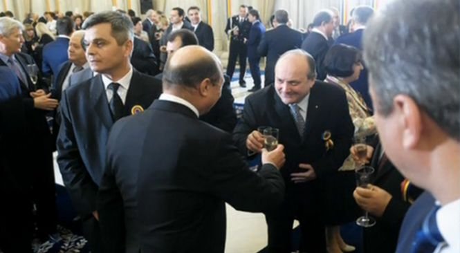Deziluzia optică: Băsescu a accesat fondurile pahare