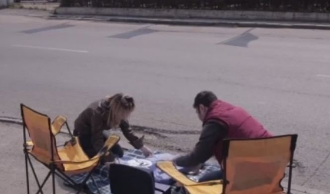 Protest inedit făcut de doi tineri, în plină stradă, împotriva gropilor din Bucureşti. VIDEO