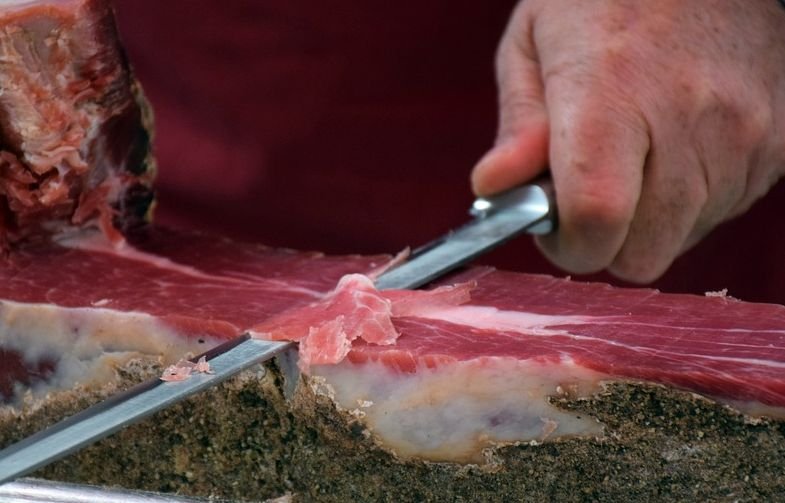 Şeful unui cunoscut supermarket din România susţine că i s-ar fi cerut să vândă carne expirată spălată cu detergent