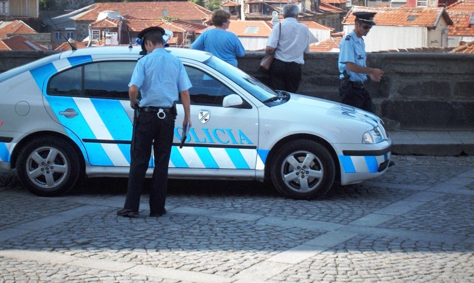 Incident violent la Lisabona. Trei polițiști au fost împușcați