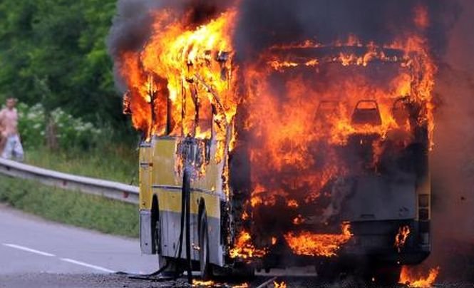 Momente de groază la Cluj. Un autocar în care se aflau pasageri a luat foc. Mașina s-a făcut scrum în câteva momente