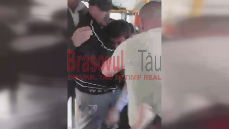 Scene de coşmar într-un autobuz din Braşov. Bărbat bătut cu o ţeavă. VIDEO