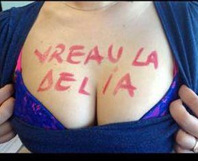  Fotografie șocantă primită de Delia. Ce și-a scris pe sâni 372708