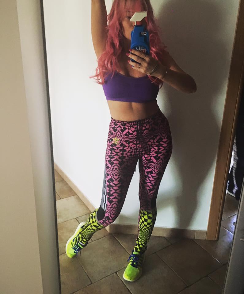  Fotografie șocantă primită de Delia. Ce și-a scris pe sâni 372709