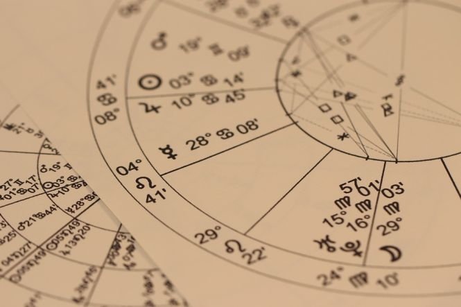 Horoscopul zilei - 2 aprilie. Un week-end cu multe întâlniri și discuții aprinse pentru Săgetători