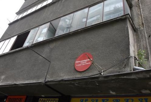 Pericolul din București: Clădiri cu bulină roșie stau să cadă, dar nu se știe ale cui sunt