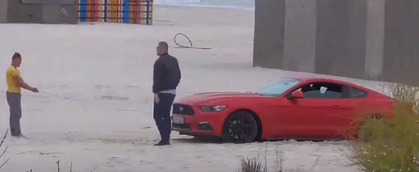 Un șmecher cu Mustang a rămas împotmolit în nisip pe plaja Mamaia