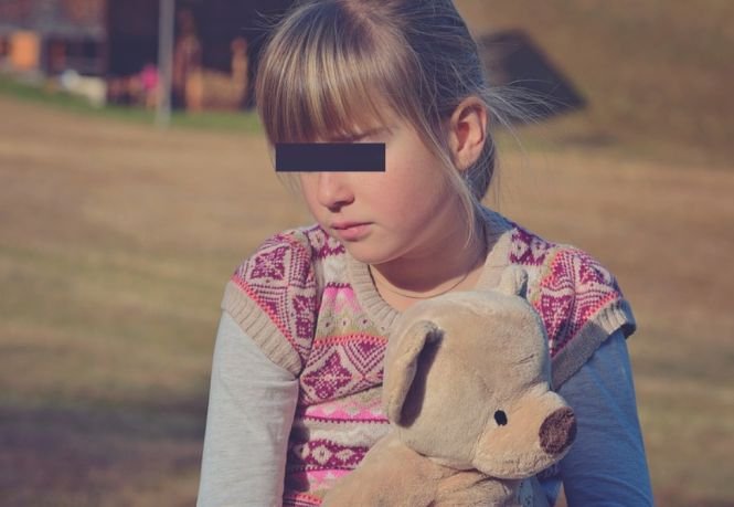 Caz șocant într-un sat din Bistrița-Năsăud! Un minor a silit o fată de 7 ani să întrețină relații sexuale. Totul, sub privirile altor copii!