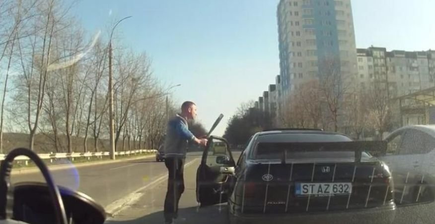 ”Rambo” pe șoselele din Republica Moldova. Cum s-a făcut de râs un șofer pus pe scandal VIDEO