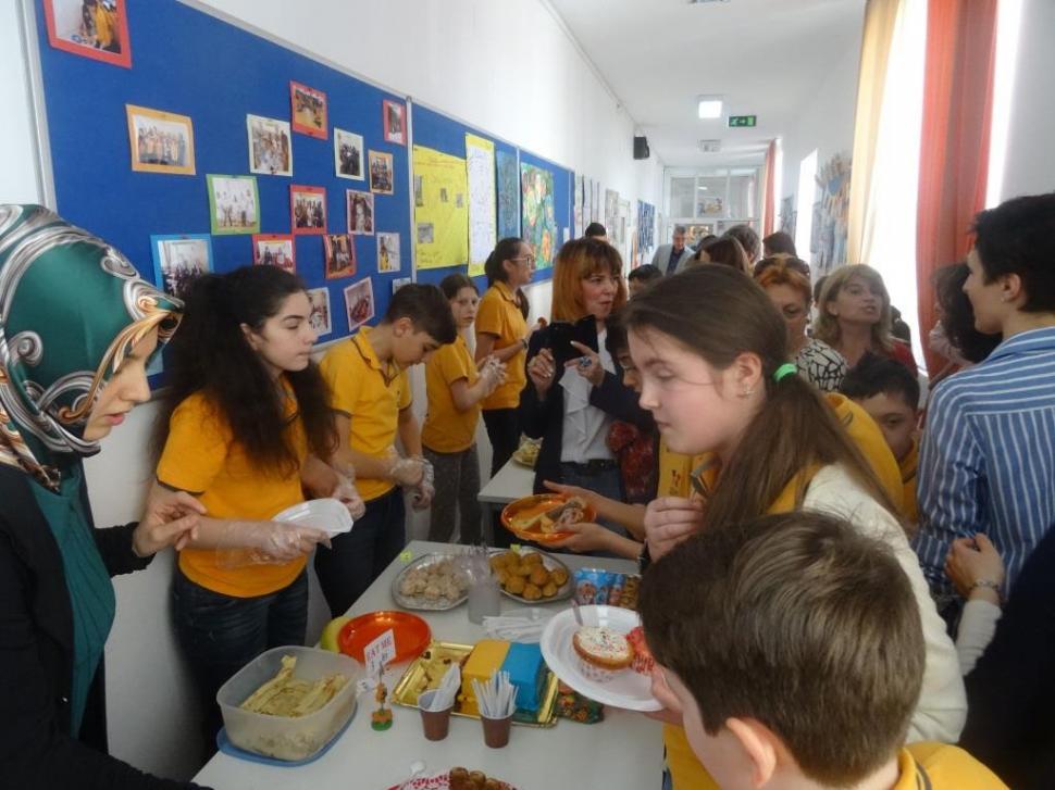 Târg culinar caritabil pentru familia Soare din campania Schimbă o viață 373008