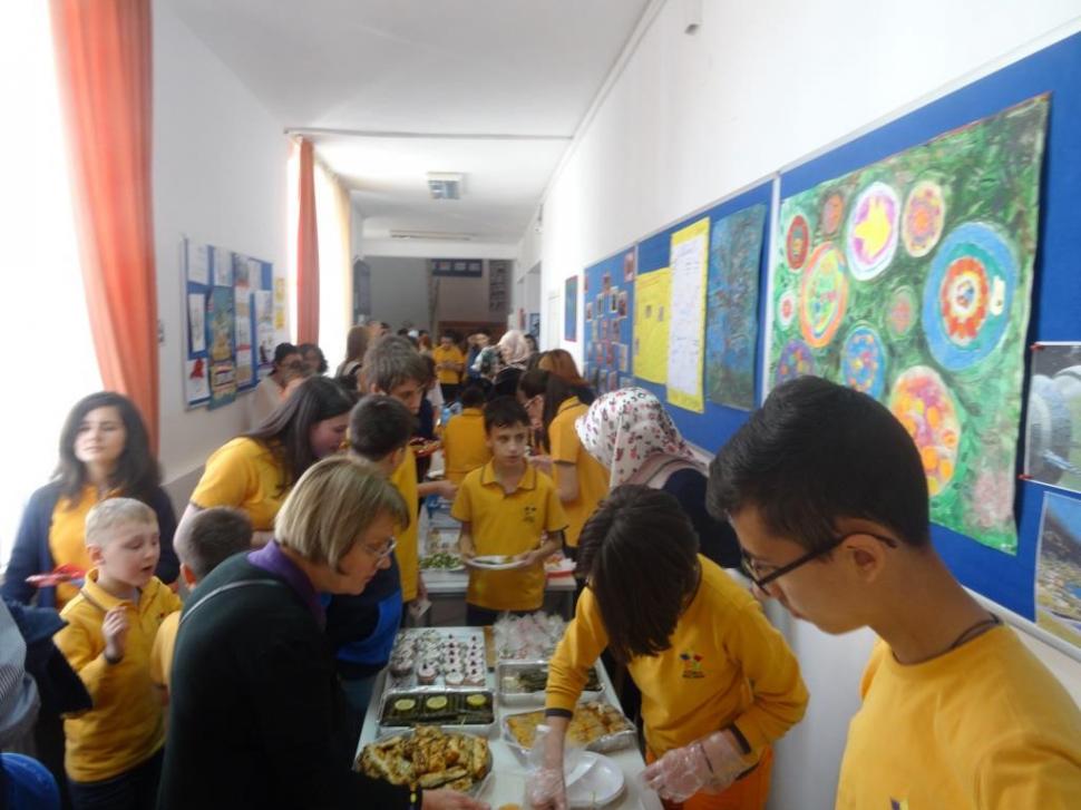 Târg culinar caritabil pentru familia Soare din campania Schimbă o viață 373010