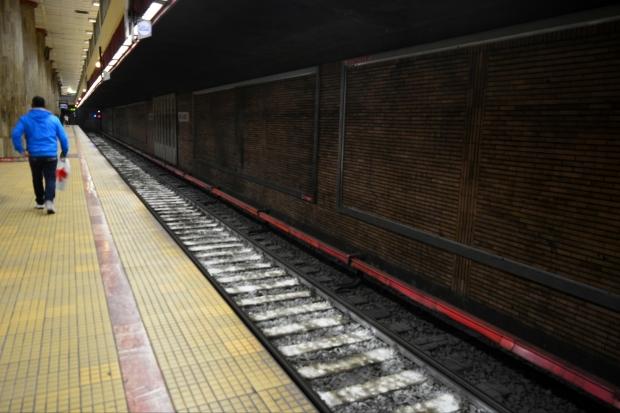 Ce a apărut pe șinele de tren din stațiile de metrou. Toţi călătorii s-au oprit să facă poze 373441