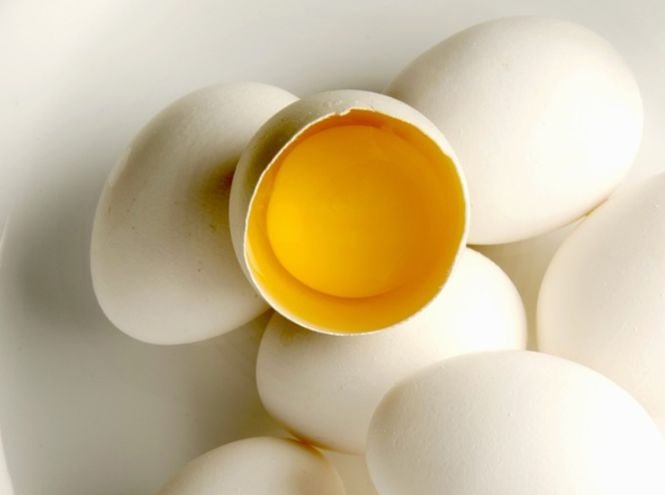 Mare atenție! Fermierii ne anunţă că mâncăm ouă expirate, din import!