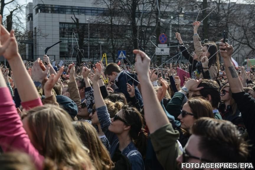 Proteste de amploare în Polonia. O propunere a Bisericii Catolice i-a scos pe oameni în stradă
