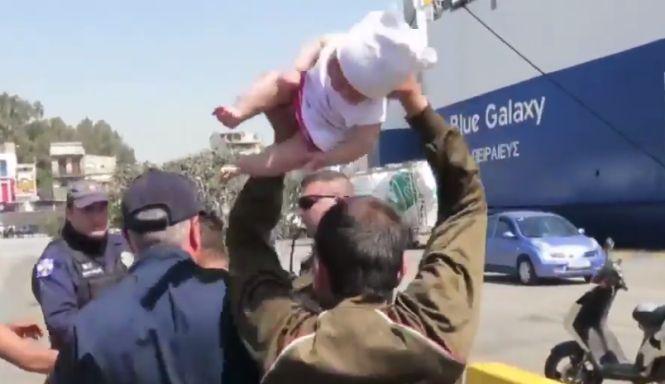 Gest extrem făcut de un refugiat, după ce a smuls un bebeluș din brațele mamei. Imagini șocante!