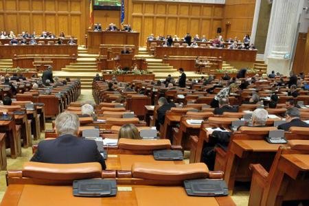 O lege așteptată de români, dusă în Parlament cu pasaje plagiate de pe site-uri de referate